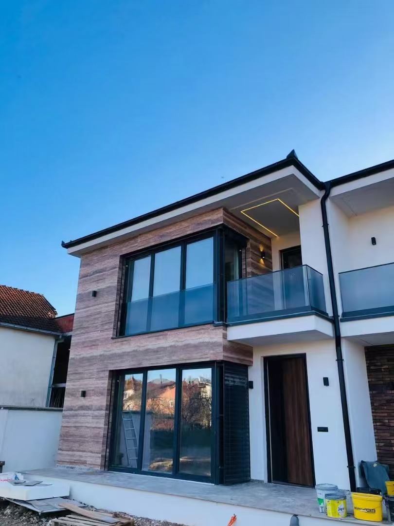 Why does Flexi Stone have a peculiar smell when burned?